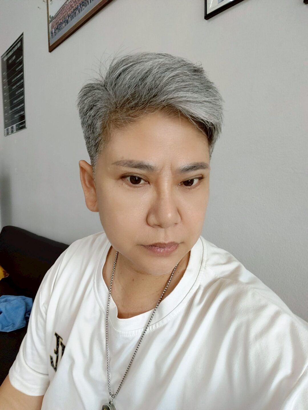 ใบหน้าเหลี่ยม มีกราม